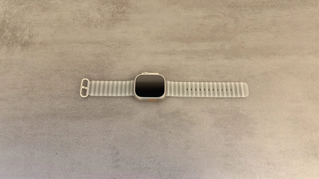 Apple Watch Ultra 4 mit grauem Ocean Armband auf grauer Steinplatte, um deren Sensortechnik es im Rechtsstreit zwischen Apple und Oppo geht