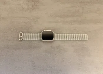 Apple Watch Ultra 4 mit grauem Ocean Armband auf grauer Steinplatte, um deren Sensortechnik es im Rechtsstreit zwischen Apple und Oppo geht