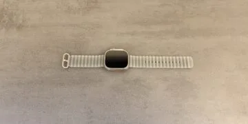 Apple Watch Ultra 4 mit grauem Ocean Armband auf grauer Steinplatte, um deren Sensortechnik es im Rechtsstreit zwischen Apple und Oppo geht