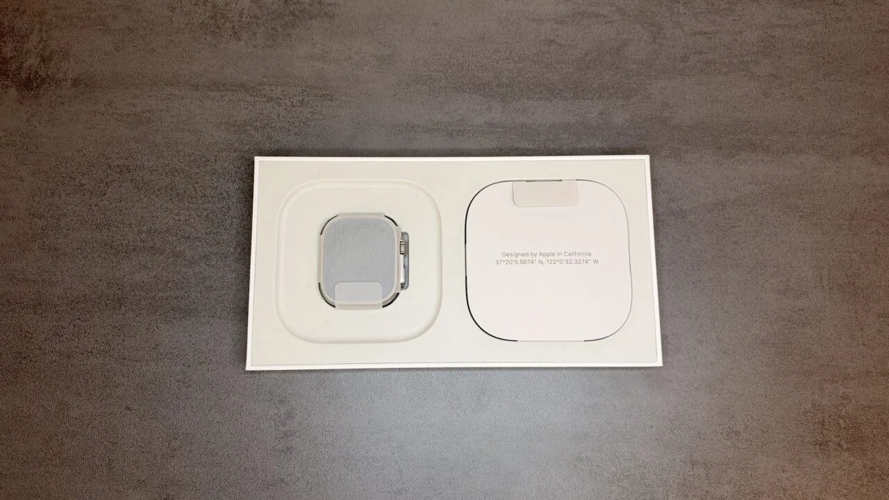 Apple Watch Series 12 Teardown: Apple Watch Ultra 4 mit Schutzfolie in der geöffneten Verpackung