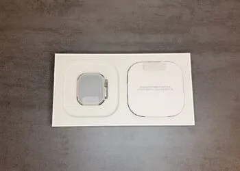 Apple Watch Series 12 Teardown: Apple Watch Ultra 4 mit Schutzfolie in der geöffneten Verpackung