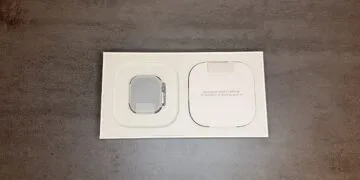 Apple Watch Series 12 Teardown: Apple Watch Ultra 4 mit Schutzfolie in der geöffneten Verpackung