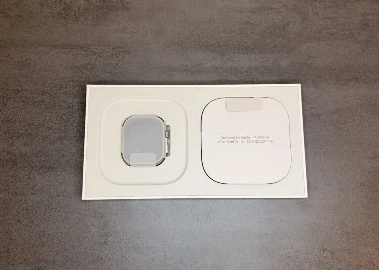 Apple Watch Series 12 Teardown: Apple Watch Ultra 4 mit Schutzfolie in der geöffneten Verpackung