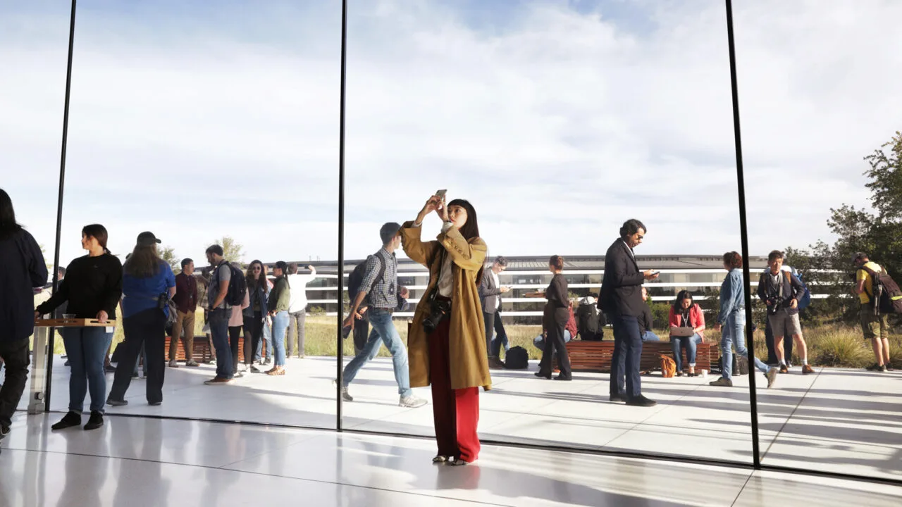 Apple Produktrunde Oktober: Gäste im Steve Jobs Theater mit Blick auf den Ring von Apple Park