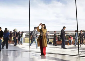 Apple Produktrunde Oktober: Gäste im Steve Jobs Theater mit Blick auf den Ring von Apple Park