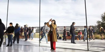 Apple Produktrunde Oktober: Gäste im Steve Jobs Theater mit Blick auf den Ring von Apple Park