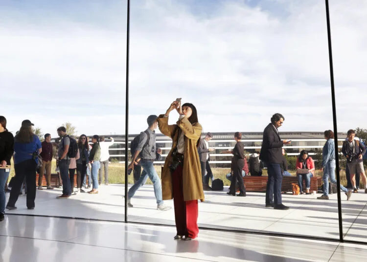 Apple Produktrunde Oktober: Gäste im Steve Jobs Theater mit Blick auf den Ring von Apple Park