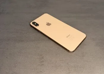 Goldenes iPhone mit Doppelkamera auf grauer Fläche – iPhones ohne aktuelle Updates sind das Ziel von DarkSword