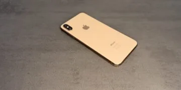 Goldenes iPhone mit Doppelkamera auf grauer Fläche – iPhones ohne aktuelle Updates sind das Ziel von DarkSword