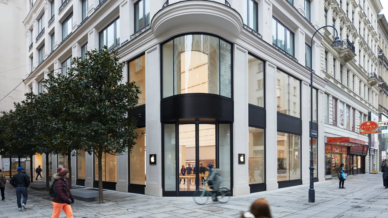 EU-Abgabe Großkonzerne Apple: Apple Kärntner Straße in Wien von außen, Eckgebäude mit Glasfront und Passanten