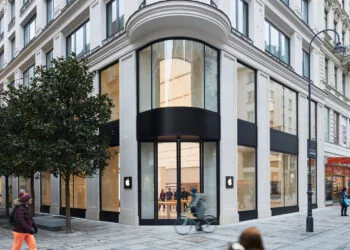 EU-Abgabe Großkonzerne Apple: Apple Kärntner Straße in Wien von außen, Eckgebäude mit Glasfront und Passanten