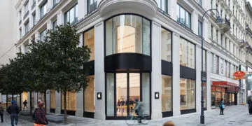 EU-Abgabe Großkonzerne Apple: Apple Kärntner Straße in Wien von außen, Eckgebäude mit Glasfront und Passanten