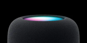 HomePod 2 Siri AI: HomePod in Mitternacht vor schwarzem Hintergrund, die Oberseite leuchtet in Pink, Weiß und Türkis
