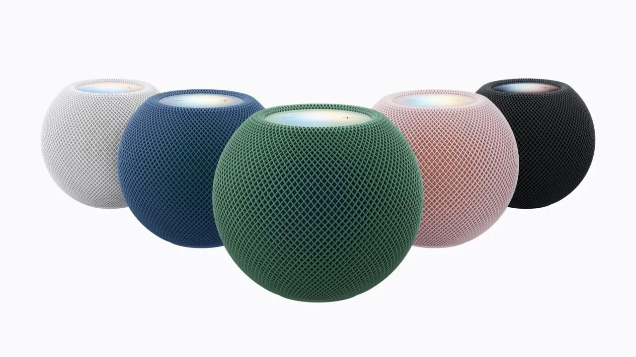 HomePod mini 2 Verkaufsstart: der Lautsprecher in Weiß, Blau, Grün, Rosa und Mitternacht nebeneinander, vorn in der Mitte das grüne Modell