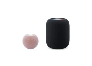 HomePod mini vs. HomePod: HomePod mini 2 in Rosa neben dem deutlich größeren HomePod 2 in Mitternacht, beide maßstabsgetreu nebeneinander