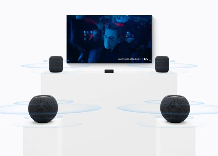 HomePod Surround Einstellungen: zwei große HomePods neben einem Fernseher, davor zwei HomePod mini auf Sockeln und ein Apple TV in der Mitte