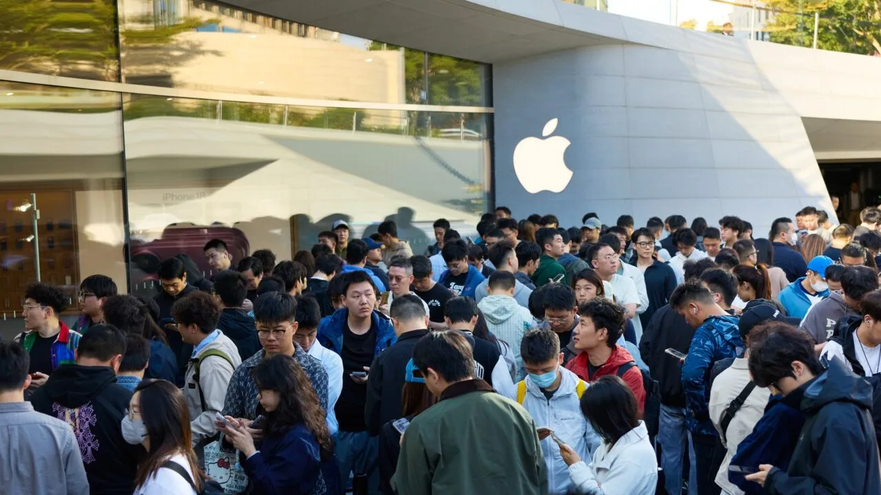 Menschenmenge vor einem Apple Store in China mit Apple-Logo an der Fassade – mit iOS 27.3 kommt Apple Intelligence nach China