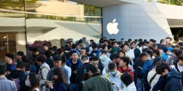 Menschenmenge vor einem Apple Store in China mit Apple-Logo an der Fassade – mit iOS 27.3 kommt Apple Intelligence nach China