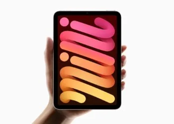 Zum iPad mini 8 Smart Folio: das bisherige iPad mini mit hellem Rahmen hochkant in einer Hand, auf dem Display ein Hintergrundbild aus rosa und orangen Bändern