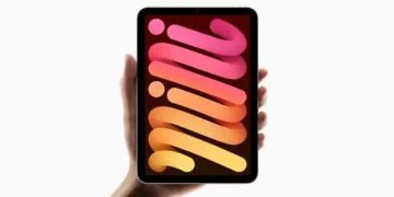 Zum iPad mini 8 Smart Folio: das bisherige iPad mini mit hellem Rahmen hochkant in einer Hand, auf dem Display ein Hintergrundbild aus rosa und orangen Bändern