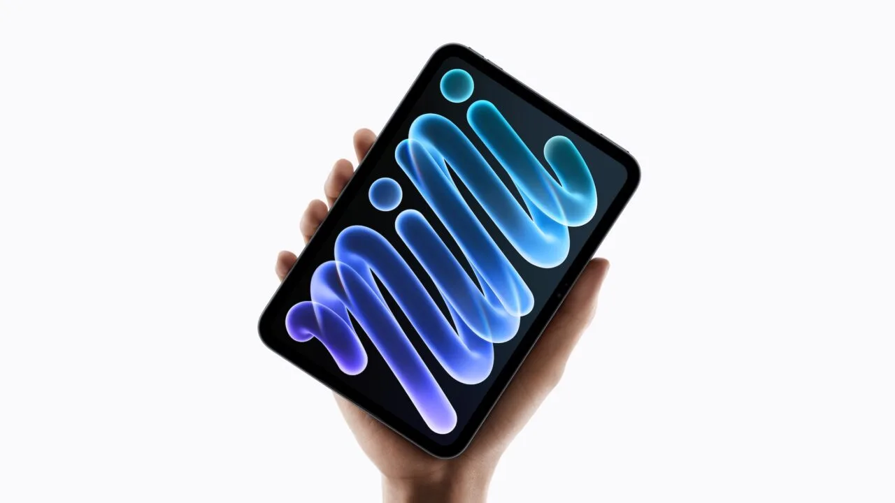 Das iPad mini A20 Pro mit OLED-Display in einer Hand