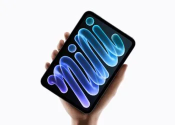 Das iPad mini A20 Pro mit OLED-Display in einer Hand