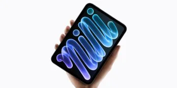 Das iPad mini A20 Pro mit OLED-Display in einer Hand