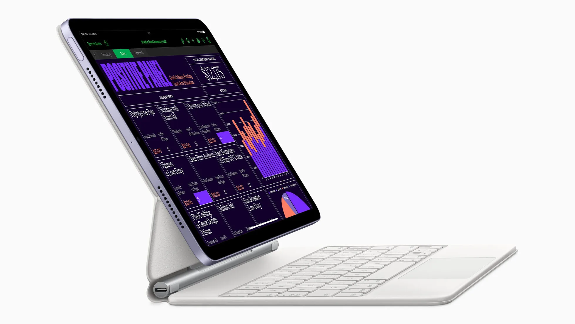 iPad mini vs. iPad Air: Das iPad Air in Violett steckt im weißen Magic Keyboard, auf dem Display ist eine Tabelle geöffnet