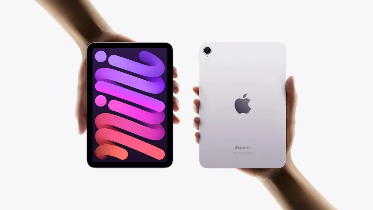 Das bisherige iPad mini als Vorgänger des iPad mini mit OLED: zwei Hände halten das Gerät in Violett, links mit buntem Bildschirm, rechts von hinten mit Kamera und Apple-Logo