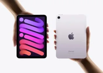 Das bisherige iPad mini als Vorgänger des iPad mini mit OLED: zwei Hände halten das Gerät in Violett, links mit buntem Bildschirm, rechts von hinten mit Kamera und Apple-Logo