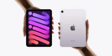 Das bisherige iPad mini als Vorgänger des iPad mini mit OLED: zwei Hände halten das Gerät in Violett, links mit buntem Bildschirm, rechts von hinten mit Kamera und Apple-Logo