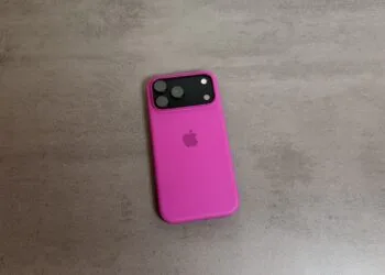 Ein Modell der Reihe iPhone 18 Pro in pinker Silikonhülle auf grauer Steinplatte, die Reihe brachte Apple in China auf Platz eins