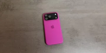 Ein Modell der Reihe iPhone 18 Pro in pinker Silikonhülle auf grauer Steinplatte, die Reihe brachte Apple in China auf Platz eins