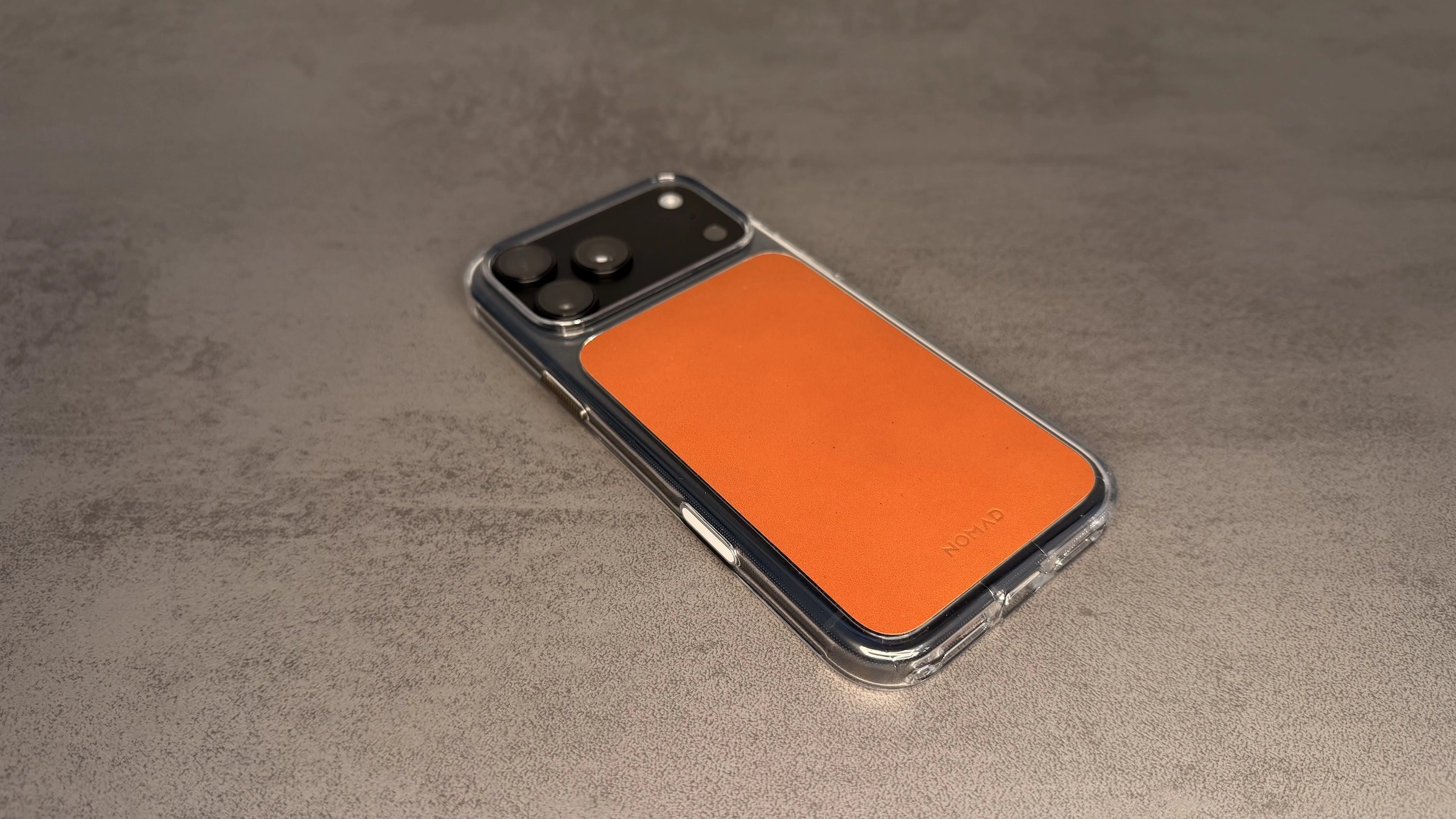 Nomad Hüllen iPhone 18 Pro: Clear Leather Case mit transparentem Rahmen und Lederfeld in Rustic Brown