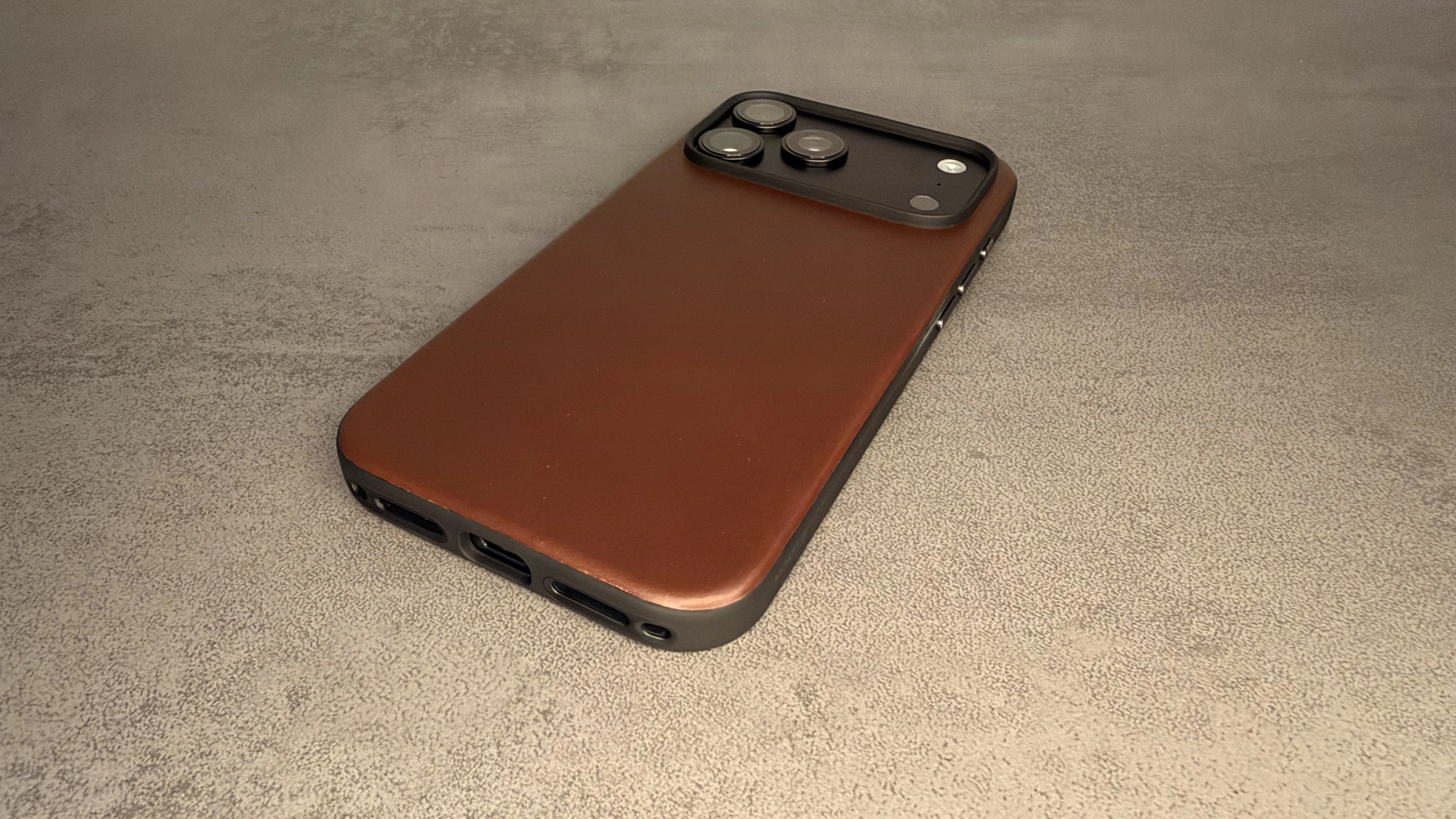 Nomad Hüllen iPhone 18 Pro: Modern Leather Case in Rustic Brown mit schwarzem Bumper und Aussparungen an der Unterkante