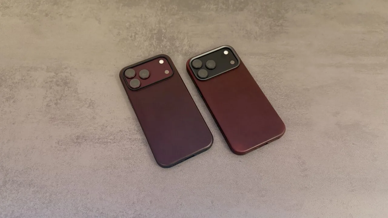 Nomad Hüllen iPhone 18 Pro: Modern Leather Case und Traditional Leather Case in Burgundy nebeneinander auf grauem Untergrund
