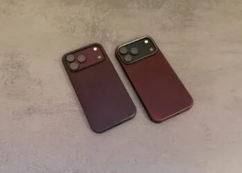 Nomad Hüllen iPhone 18 Pro: Modern Leather Case und Traditional Leather Case in Burgundy nebeneinander auf grauem Untergrund