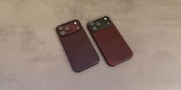 Nomad Hüllen iPhone 18 Pro: Modern Leather Case und Traditional Leather Case in Burgundy nebeneinander auf grauem Untergrund
