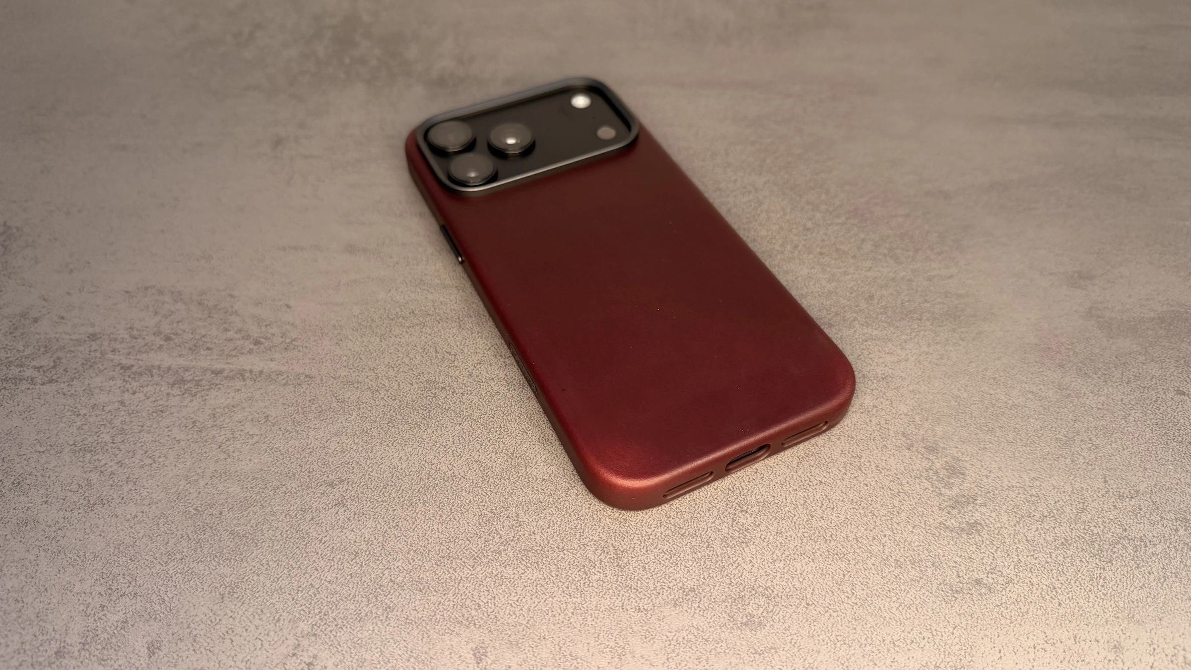 Nomad Hüllen iPhone 18 Pro: Traditional Leather Case in Burgundy, das Leder läuft bis über die Unterkante
