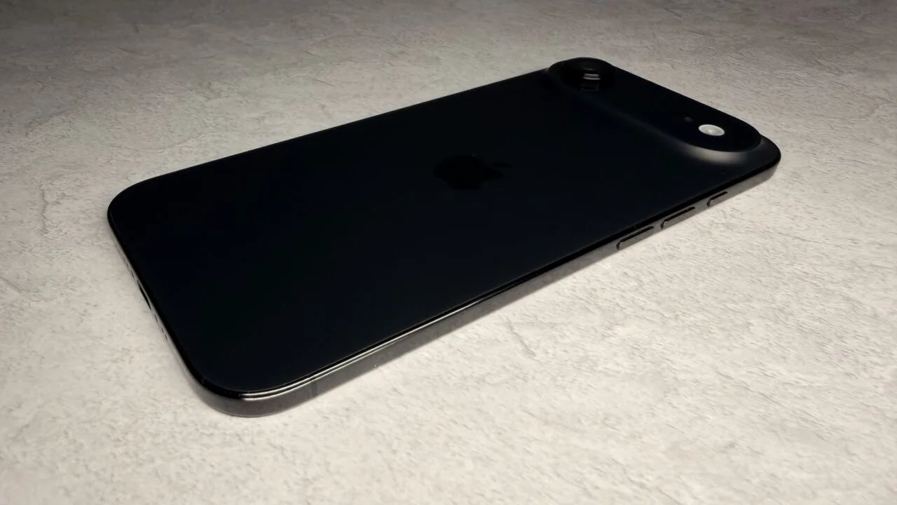 iPhone Air 2: Das aktuelle iPhone Air in Schwarz liegt mit der Rückseite nach oben auf einer hellen Steinoberfläche
