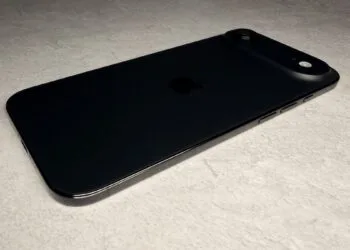 iPhone Air 2: Das aktuelle iPhone Air in Schwarz liegt mit der Rückseite nach oben auf einer hellen Steinoberfläche