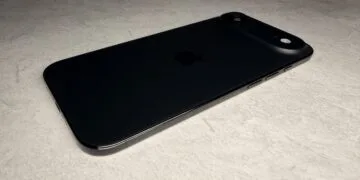 iPhone Air 2: Das aktuelle iPhone Air in Schwarz liegt mit der Rückseite nach oben auf einer hellen Steinoberfläche