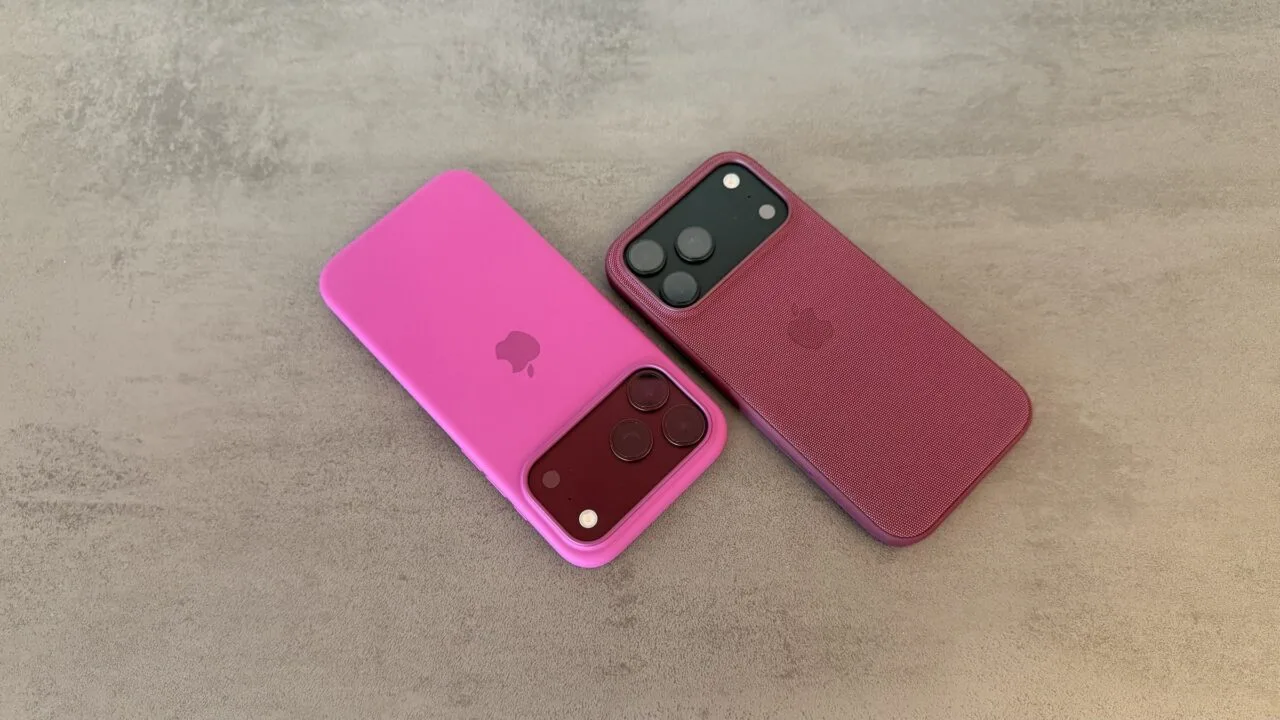 iPhone Marktanteil: zwei iPhone 18 Pro Max in Hüllen in Pink und Beerenrot auf einer grauen Steinoberfläche