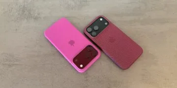 iPhone Marktanteil: zwei iPhone 18 Pro Max in Hüllen in Pink und Beerenrot auf einer grauen Steinoberfläche