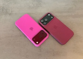 iPhone Marktanteil: zwei iPhone 18 Pro Max in Hüllen in Pink und Beerenrot auf einer grauen Steinoberfläche