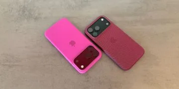 iPhone Marktanteil: zwei iPhone 18 Pro Max in Hüllen in Pink und Beerenrot auf einer grauen Steinoberfläche