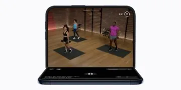 iPhone Duo Akku: das halb aufgeklappte iPhone Duo zeigt oben ein Workout-Video mit drei Trainierenden, unten die Steuerung der Wiedergabe