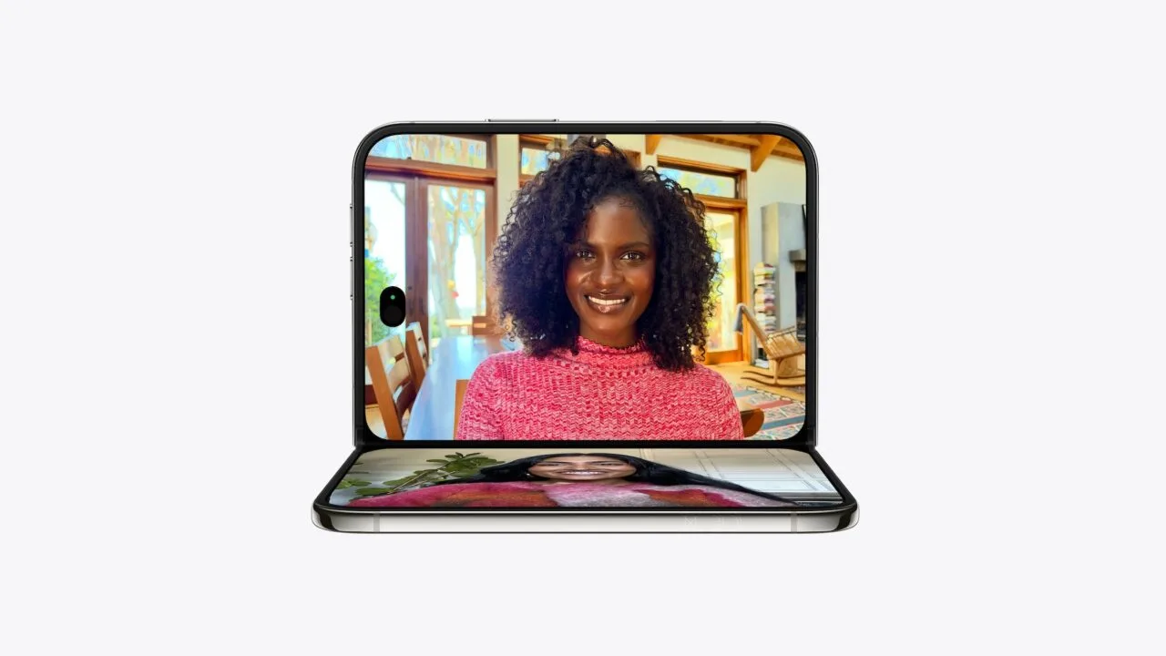iPhone Duo Bestellungen sollen steigen: Das halb aufgeklappte iPhone Duo zeigt einen FaceTime-Anruf, oben das Gegenüber, unten das eigene Kamerabild