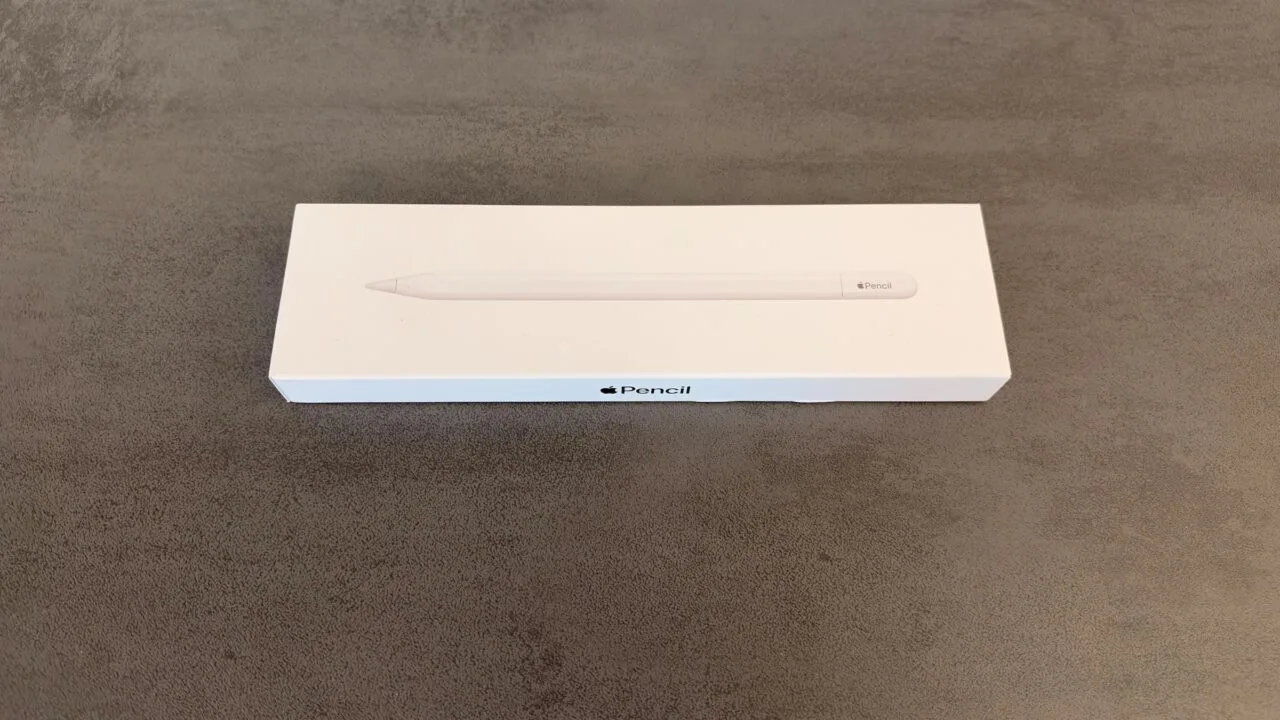 iPhone Duo Apple Pencil: Verpackung eines Apple Pencil mit Abbildung des Stifts auf einer grauen Steinoberfläche