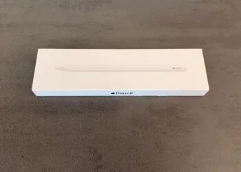 iPhone Duo Apple Pencil: Verpackung eines Apple Pencil mit Abbildung des Stifts auf einer grauen Steinoberfläche